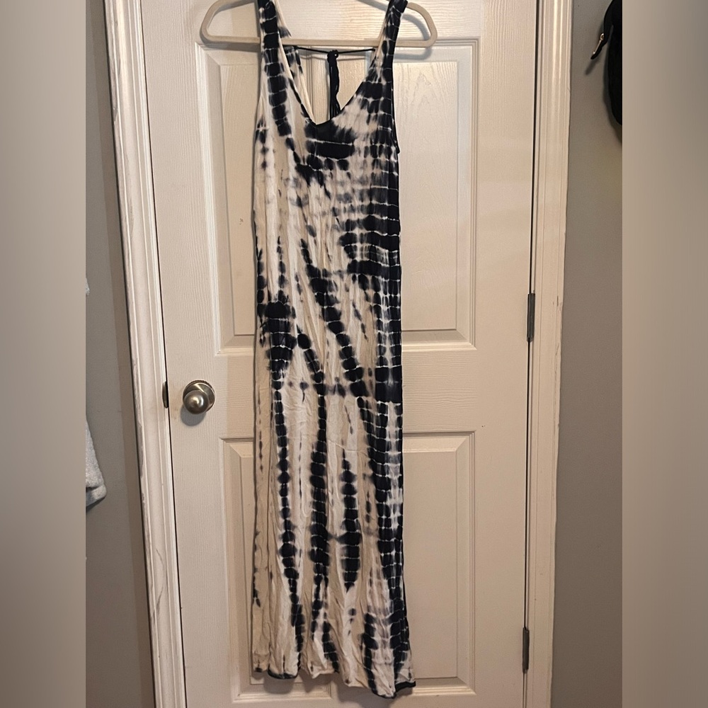Aakaa Blue & White Tie Dye Maxi Dress perfect for summer
